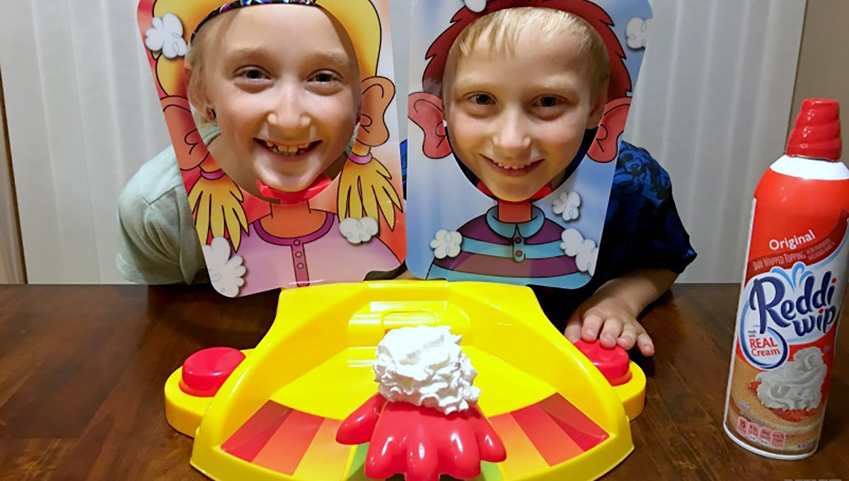 瘋狂砸派機雙人版再現江湖！今年充滿尖叫聲的派對高潮就是它 砸派、奶油派、派對、聖誕、跨年、好玩、遊戲