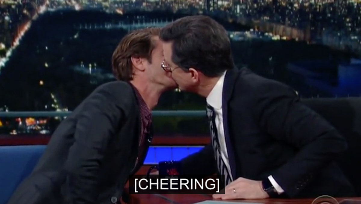 妞快報：與男人接吻接上癮惹？「前蜘蛛人」安德魯加菲爾德二吻男主播   妞快報、前蜘蛛人安德魯加菲爾德、Andrew Garfield、男主播、接吻、Late Show with Stephen Colbert、Stephen Colbert