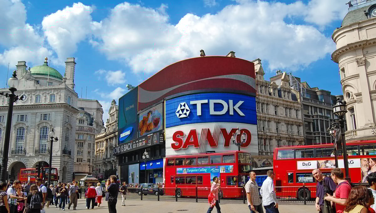 這不是真的吧？倫敦地標Piccadilly Circus廣告板竟然變黑了... Piccadilly Circus、皮卡迪利圓環、英國、倫敦、地標