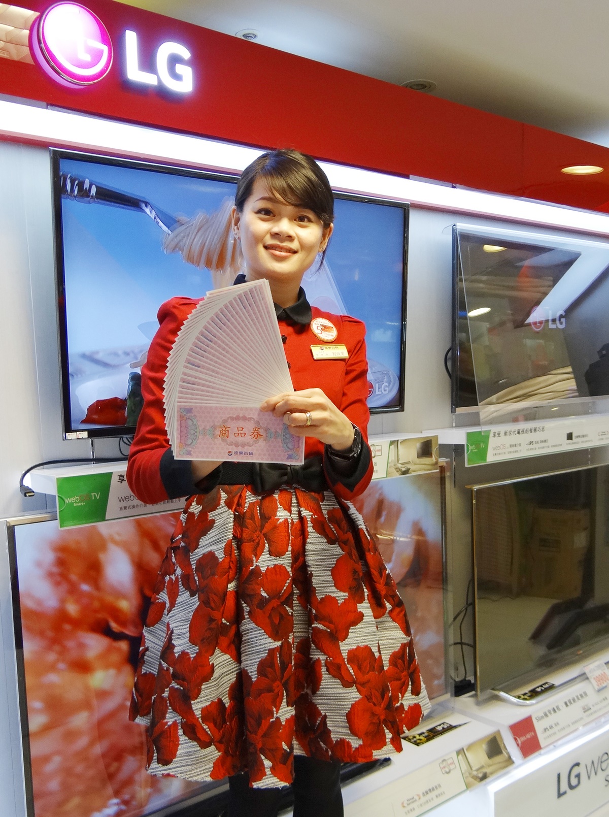 [新聞稿]4輛轎車等你抽福袋！遠東百貨雞年最給力！ 遠東百貨、新年、新春、金雞報喜、好運、開運、福袋