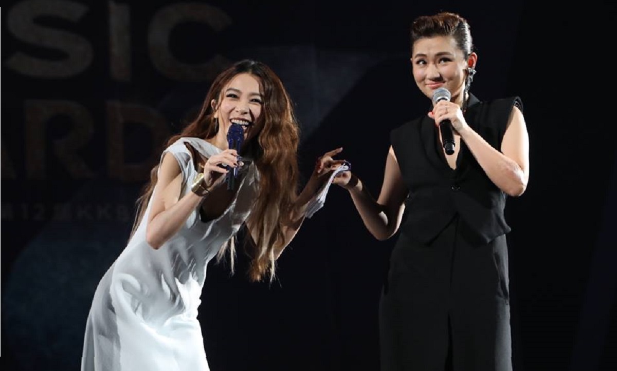 妞快報：Selina胸前也有滿滿的＿＿＿？ 田馥甄胸前小露性感被虧「還在發育」 妞快報、Selina、田馥甄、KKBOX、風雲榜