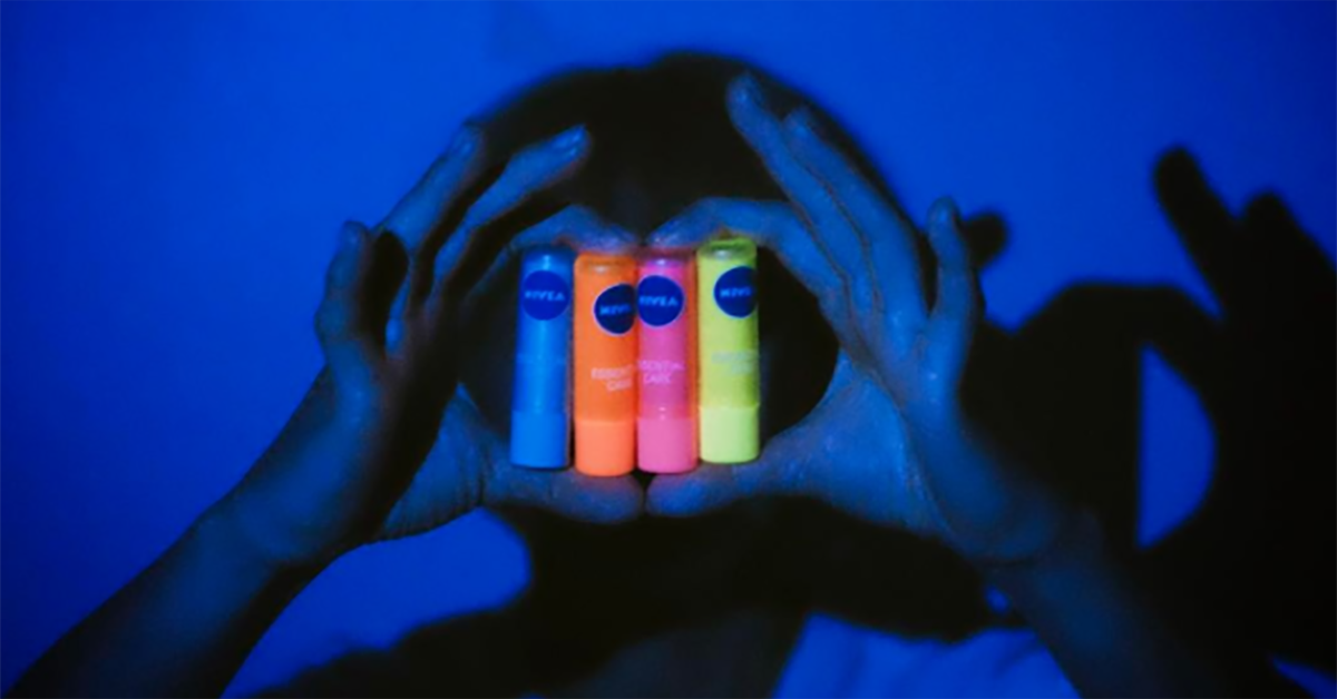 根本可以當成演唱會的手燈啦！會發亮的NIVEA限定版螢光色護唇膏 NIVEA、韓國限定、護唇膏、螢光、霓虹、晚上發光、演唱會手燈、YG Krunk熊