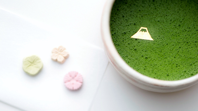 在抹茶上冒出富士山？可食用超美金箔完全是藝術啊～ 日本、金箔、京都、CrystalRose、藝術