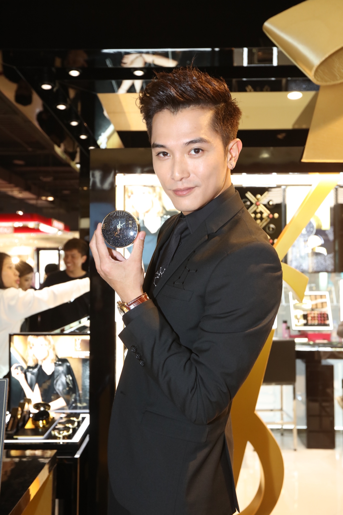 [新聞稿]「喜歡女人臉上帶有微微霧光的底妝」邱澤擔任YSL Beauté開幕一日店長 YSL Beauté、邱澤、全新開幕、台北信義新天地、新光三越、A8