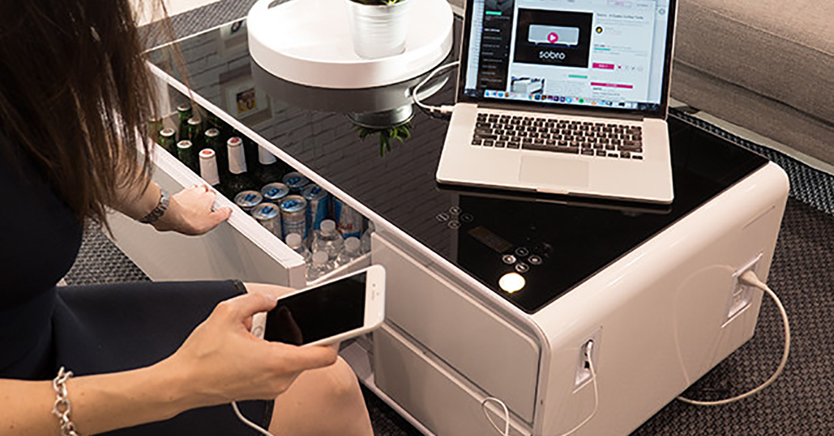 這是傳說中坐下就不想起身的「萬惡之源」嗎？連冰箱都有的高科技萬用小茶几 Sobro、高科技、萬用小茶几、觸控鍵盤、冰箱、藍芽音響、科技生活