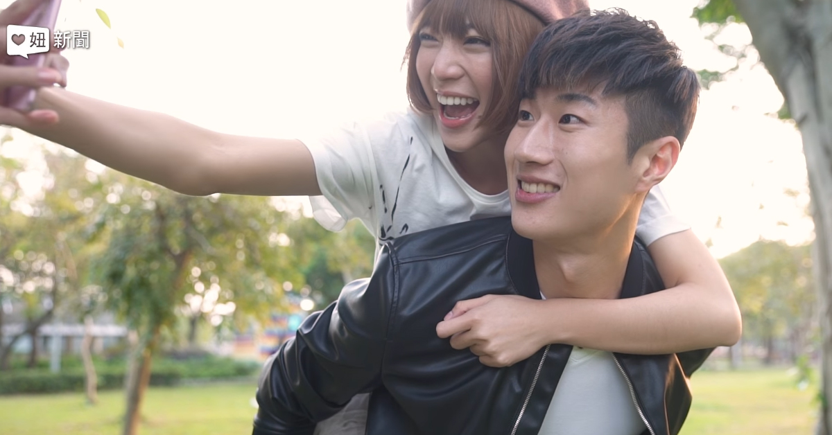 讓旁人直呼受不了！盤點熱戀情侶必會做的5件事.... 熱戀、情侶、手機、甜蜜、閃