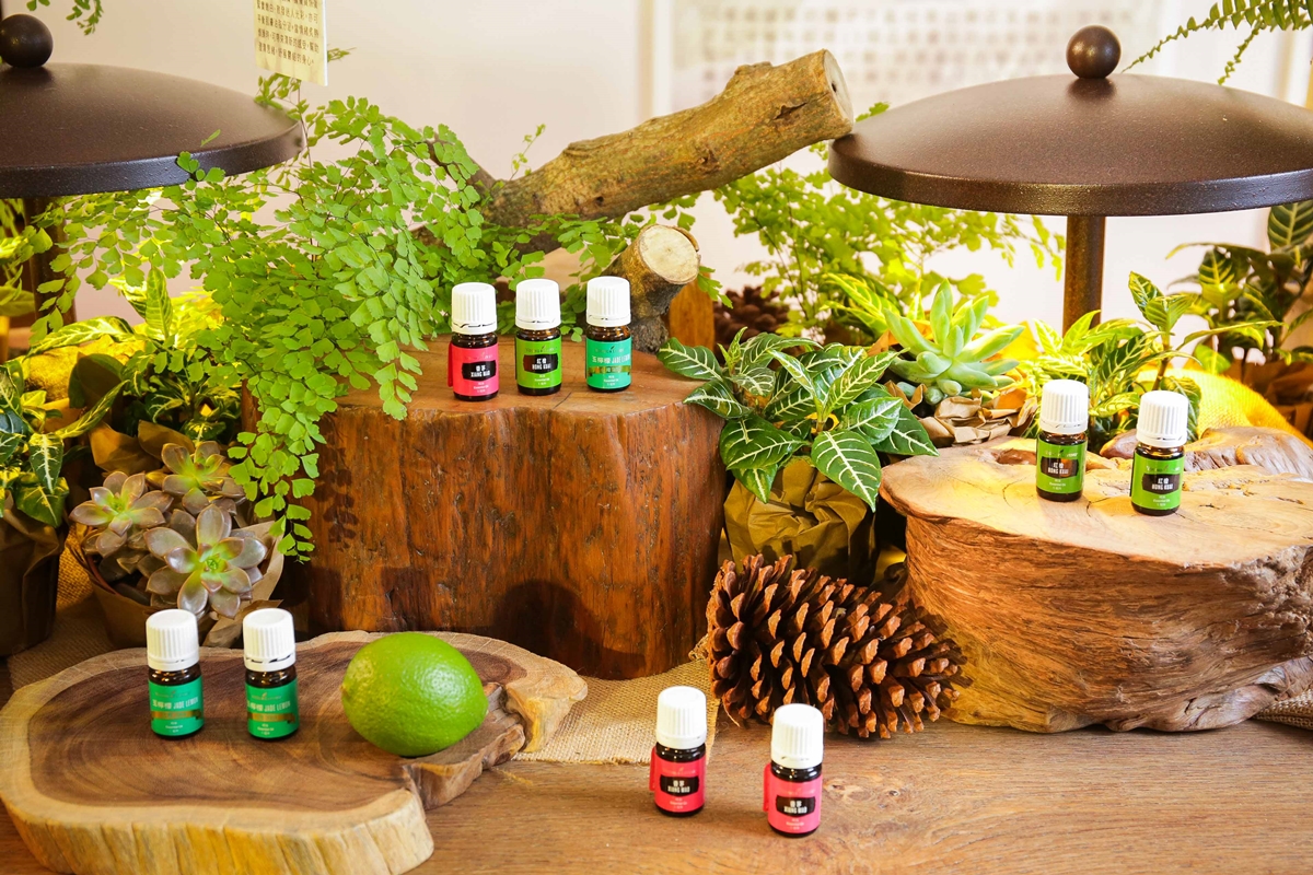 [新聞稿]「化學危肌」無孔不入！Young Living讓媽咪逆齡保養「滴滴」入心 oung Living悠樂芳、天然精油、母親節