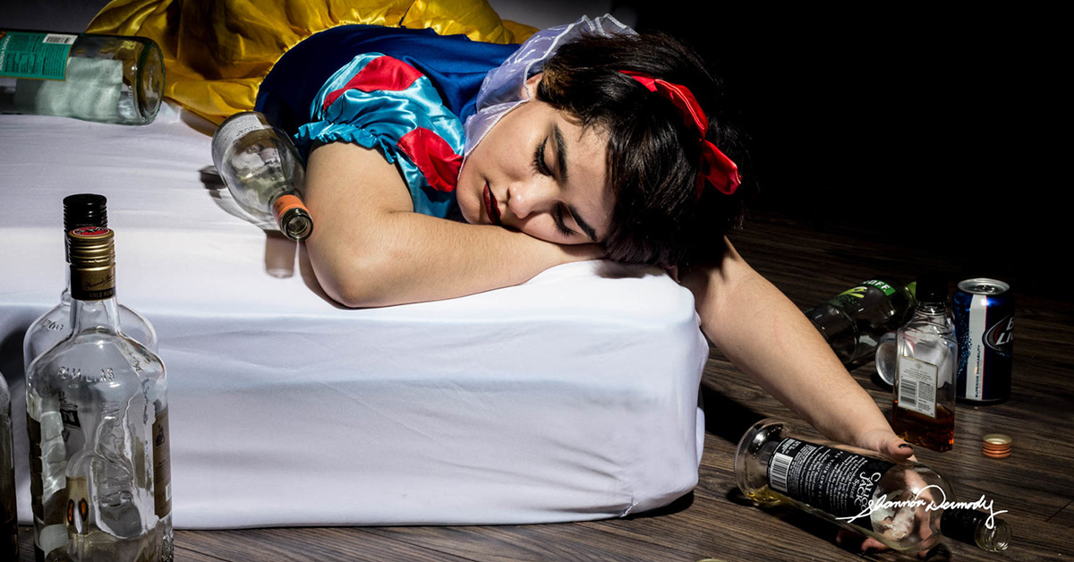 貝兒被野獸家暴！？當迪士尼公主登上社會新聞版面時...... 隱喻、迪士尼公主、迪士尼、家暴、酒精、成癮、議題、童話、強暴、自殺、黑暗、shannon dermody photograph、shannon dermody、藝術