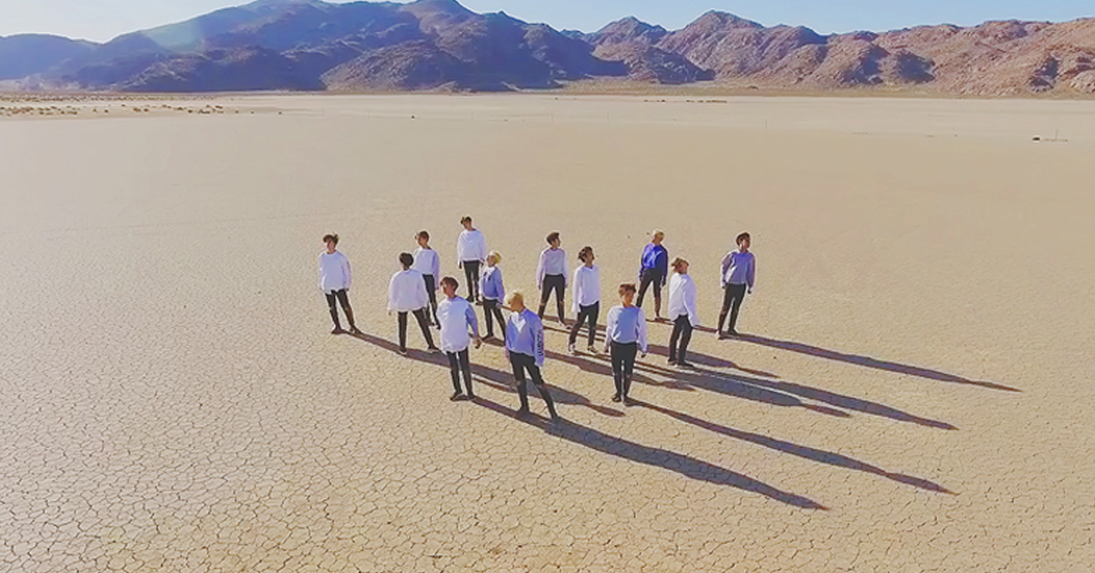 青澀男孩的成熟魅力！SEVENTEEN〈Don't Wanna Cry〉沙漠刀群舞帥哭了 SEVENTEEN、Jun、Vernon、DK、勝寛、Hoshi、Joshua、S.COUPS、Woozi、圓佑、淨漢、The8、Dino、玟奎