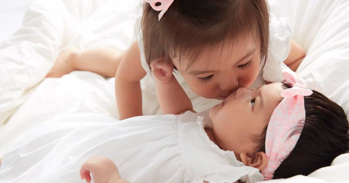 賈靜雯首度公開小女兒Bo妞的大正面！小姊姊咘咘甜蜜獻吻畫面超有愛 修杰楷、賈靜雯、 Bo妞、咘咘、一家人、甜蜜、網紅、可愛、正面、首度曝光