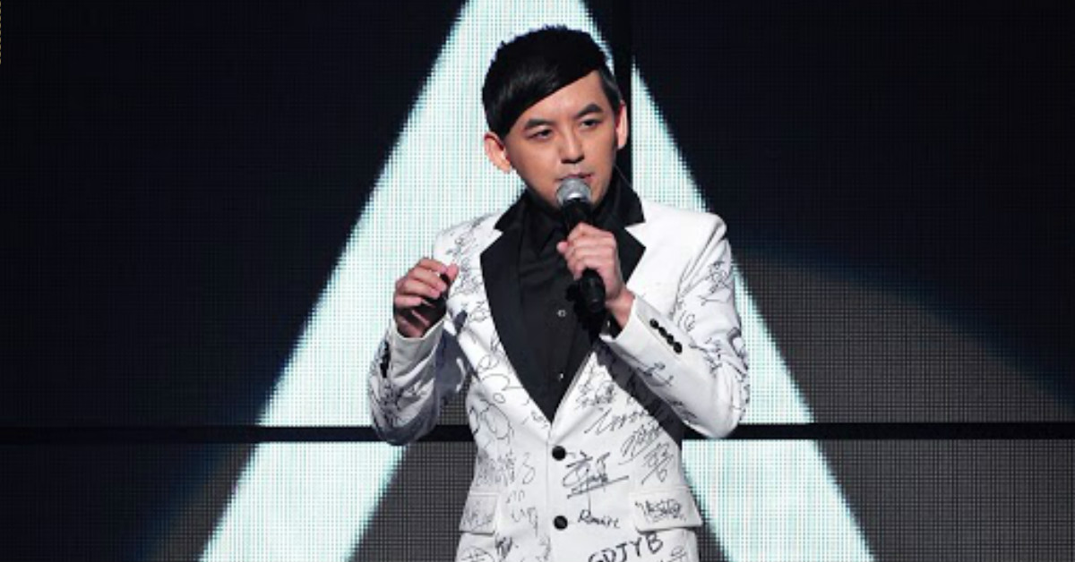 一邊主持金曲一邊更新臉書？最會利用時間的佼哥「簽名西裝」太有梗了   金曲獎、金曲28、黃子佼、佼哥、林宥嘉、蕭敬騰