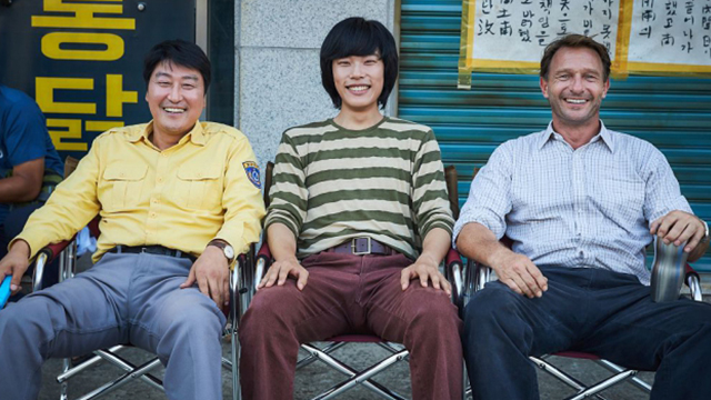 看國民影帝和狗正八同台飆戲！韓影《我只是個計程車司機》道出小人物的動人勇氣 電影、韓國、我只是個計程車司機、宋康昊、柳俊烈