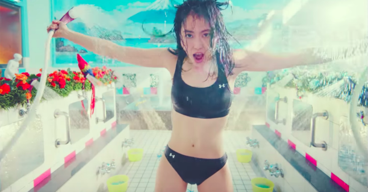 長澤雅美澡堂暴走？狂亂舞姿配鬼臉被網友大讚：「女神怎樣都美」  日本、長澤雅美、廣告、運動品牌、UnderArmour、澡堂、錢湯、鬼臉、可愛、跳舞、現代舞、Sia、Chandelier、RyanHeffington