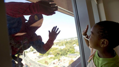 超級英雄做公益 蜘蛛人到醫院替病童打氣 奇人、超級英雄、蜘蛛人、兒童、田納西