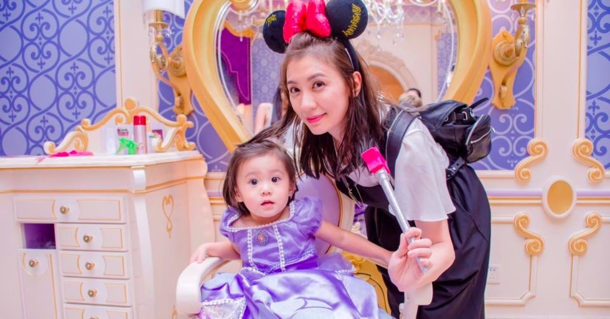 咘咘變身迪士尼小公主！賈靜雯拜訪遊樂園比女兒們更有少女心 咘咘、Bo妞、賈靜雯、修杰楷、迪士尼