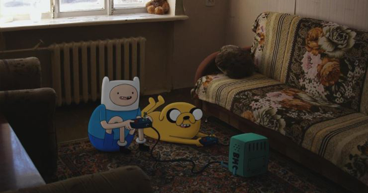 老皮阿寶出門坐電車、岸邊小船險撞烏蘇拉！卡通人物走進現實的創意日常特輯 攝影、Omar Rifaat、卡通人物、照片、2D Among Us、orifz、2d_here