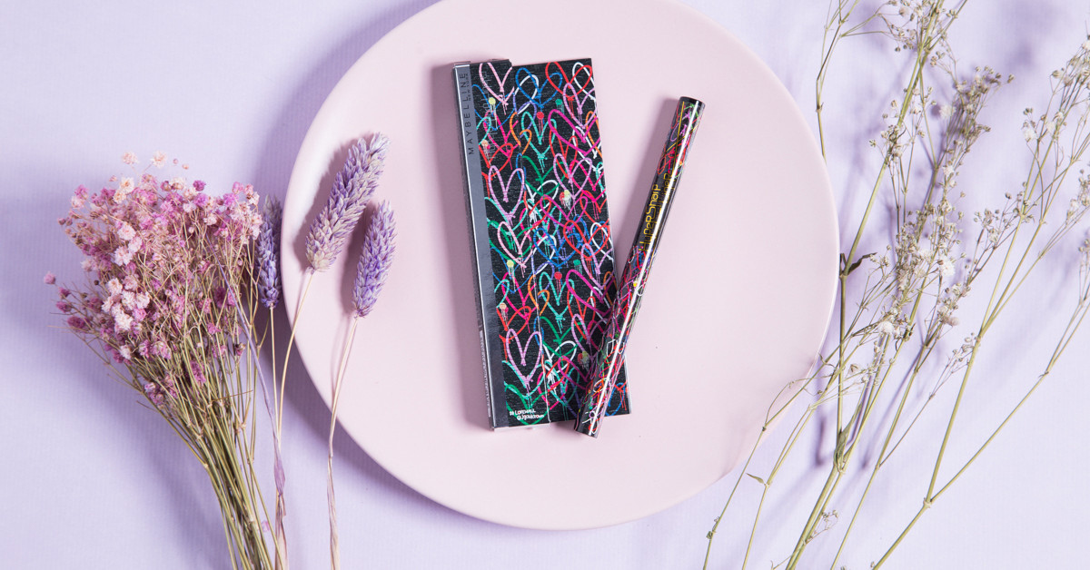 這種聯名是犯規！主題式包裝讓人忍不住貢獻錢包～ 聯名、美妝、眼線、James Goldcrown、Maybelline