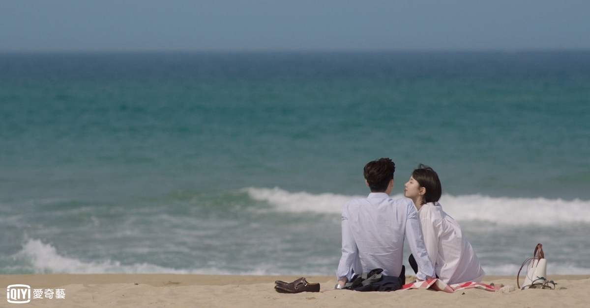 《當你沉睡時》海邊浪漫戲碼秀智卻遭整落水 ！李鍾碩陪下海直嚷：「怕她生氣！」 愛奇藝、當你沉睡時、李鍾碩、秀智、韓國、海邊、浪漫
