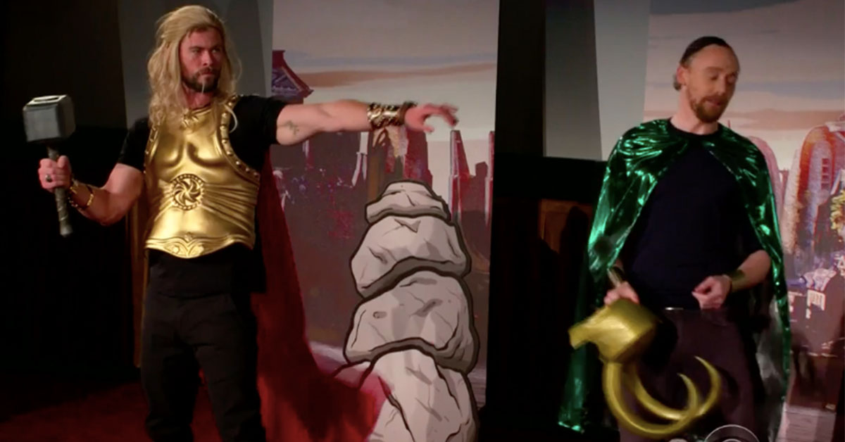 有看過抖森掉假髮嗎？眾卡司齊聚的超ㄎㄧㄤ《雷神索爾3》盜版舞台劇 雷神索爾3：諸神黃昏、雷神、洛基、克里斯漢斯沃、湯姆希德斯頓、Loki、Thor、詹姆斯柯登、James Corden、搞笑、舞台劇、出糗、電影、4D