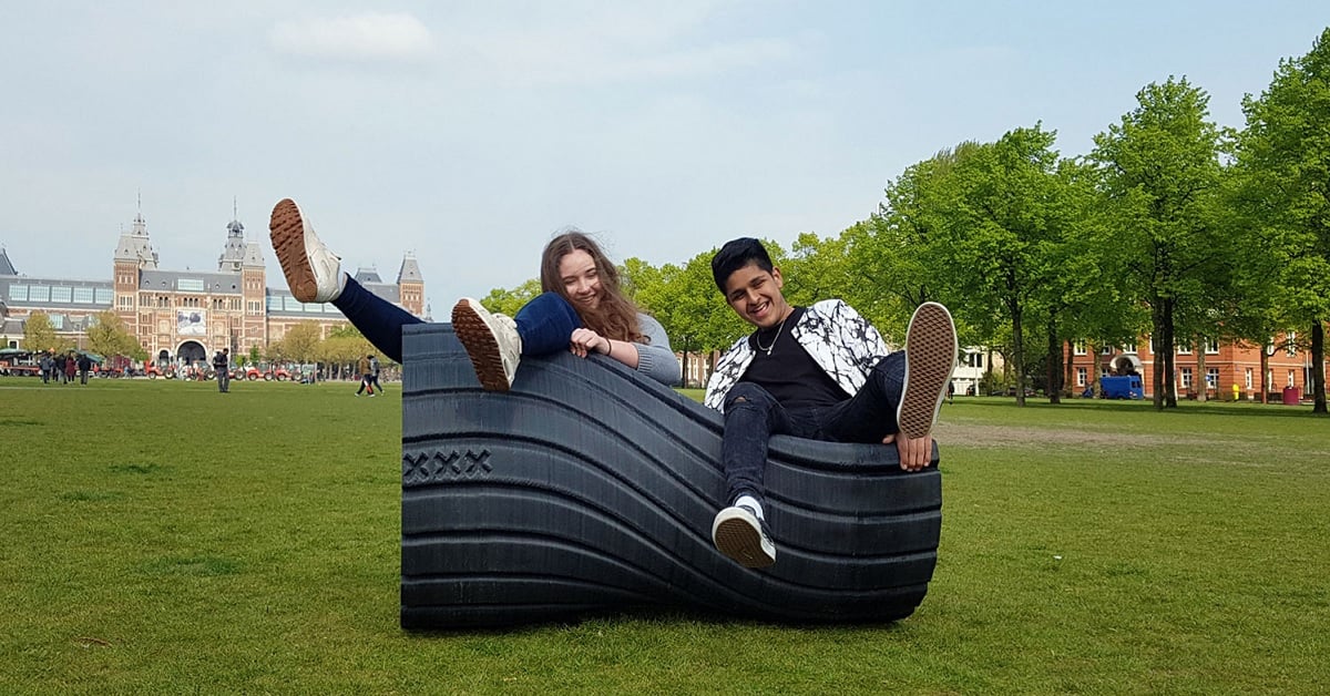 大黑垃圾袋變身搖搖椅？「3D環保藝術」讓回收也能玩創意 塑膠、回收、環保藝術、3D列印、荷蘭、阿姆斯特丹、設計、The New Raw、Print Your City、藝術