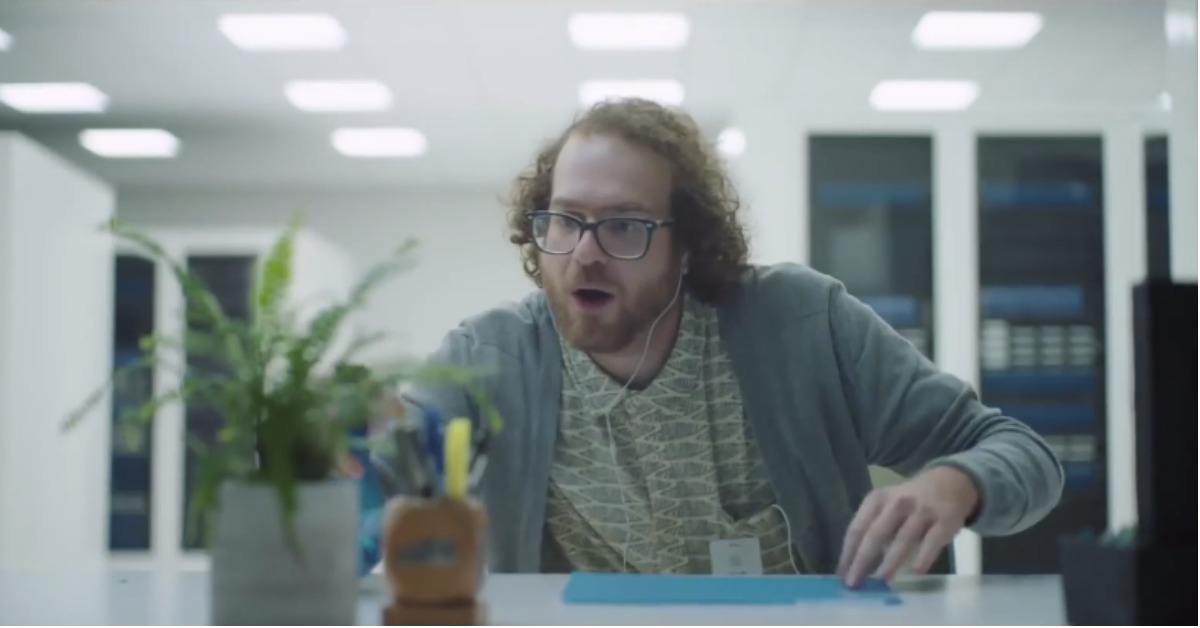 新來的！插頭別亂拔啊～ APPLE、APP、WWDC、蘋果發表會、蘋果、美國廣告