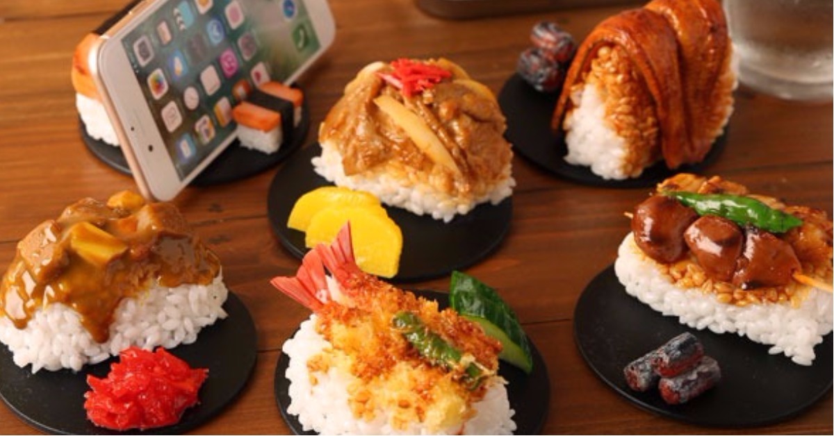 再看第二眼只會更餓！「仿真食物手機架」要喚出你的丼飯魂 手機架、手機支架、手機座、手機週邊、日本料理、丼飯、鰻魚丼、炸蝦丼、牛丼、串燒丼、咖喱飯、逼真、擬真、好吃