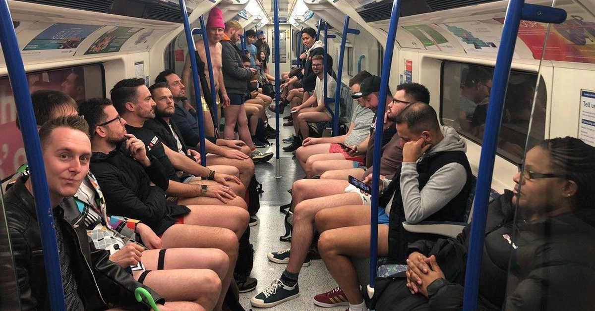 即使氣溫零下18度還是要光屁屁到處溜噠！2018年「無褲日」來啦～ 無褲日、地鐵無褲日、惡作劇、褲子、地鐵、2002年、紐約、倫敦