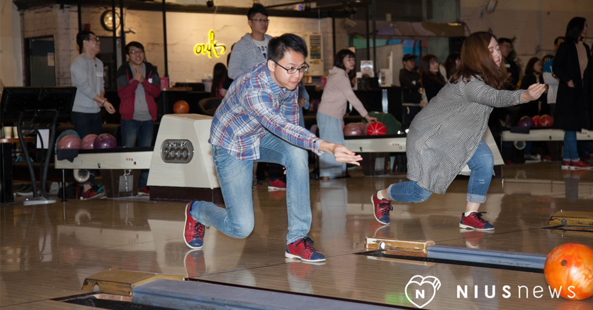 「親愛的你洗溝的樣子也好可愛！」妞新聞《初Love聯誼—Strike幸福開打》 保齡球、全倒、洗溝、Strike、聯誼、初Love、Strike幸福開打、幸福、甜蜜、奧爾斯親子運動休閒館