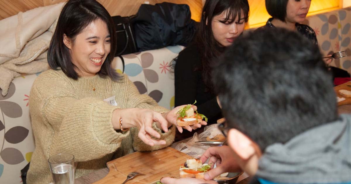 麵疙瘩還沒揉好就甜蜜到雞皮疙瘩了！2月《初LOVE聯誼—愛情煮意》上菜啦 料理、做菜、西班牙菜、聯誼、情侶、情人節、初LOVE聯誼—愛情煮意、AN58西班牙創意料理