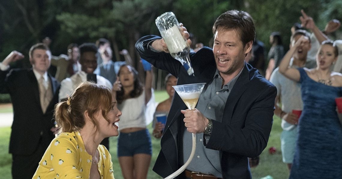 「破處合約」太危險John Cena來守護！超鬧爸媽《圍雞總動員》笑哭全家 約翰希南、破處合約、畢業舞會、高中生、萊斯莉曼恩、圍雞總動員、爆笑、菊花啤酒、火星文、John Cena