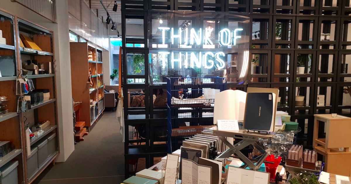 大人文青沒有不逛的理由！百年文具品牌KOKUYO實體生活概念店「THINK OF THINGS」 KOKUYO、Campus筆記本、THINK OF THINGS、文具、東京、東京旅遊、東京觀光、表參道、選物店、文青、無針釘書機、OBSCURA COFFEE ROASTERS