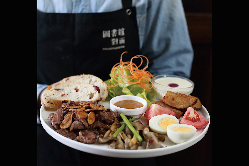 裝潢走現代工業風「圖書館對面」招牌餐點咖喱歐姆蛋包飯廣受消費者喜愛 台北100選、咖啡甜點、永安商圈、圖書館對面