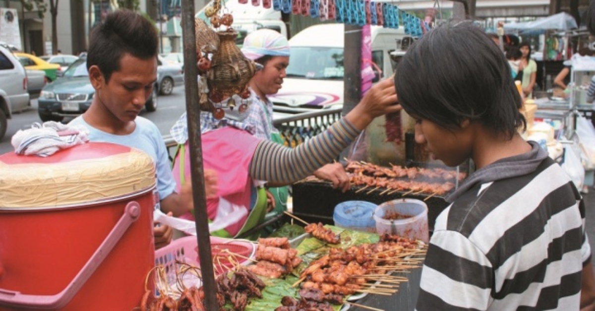 泰國路邊攤6大美食你集滿沒？《享受吧！曼谷小旅行》讓旅遊達人帶你搭地鐵遊曼谷 | 妞書僮 享受吧！曼谷小旅行、路邊攤、地鐵、旅行、泰國、泰國美食、泰國小吃、曼谷旅遊、泰國旅遊、讀讀書