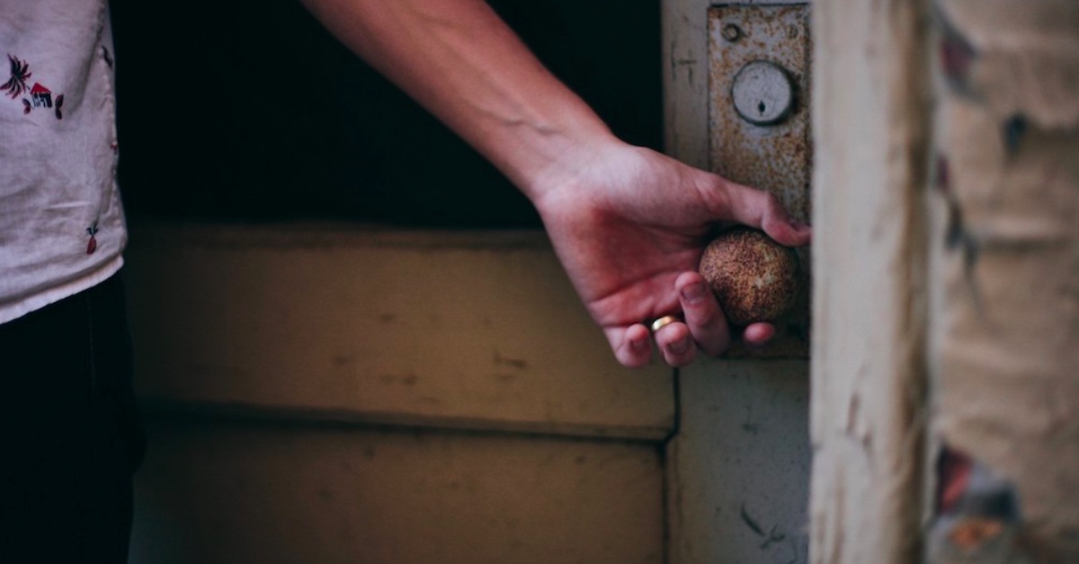 「門把效應」幫你套出真心話！《看穿內心情緒的行為暗示心理學》書摘連載 | 妞書僮  真心話、門把效應、Doorknob Effect、套話、話術