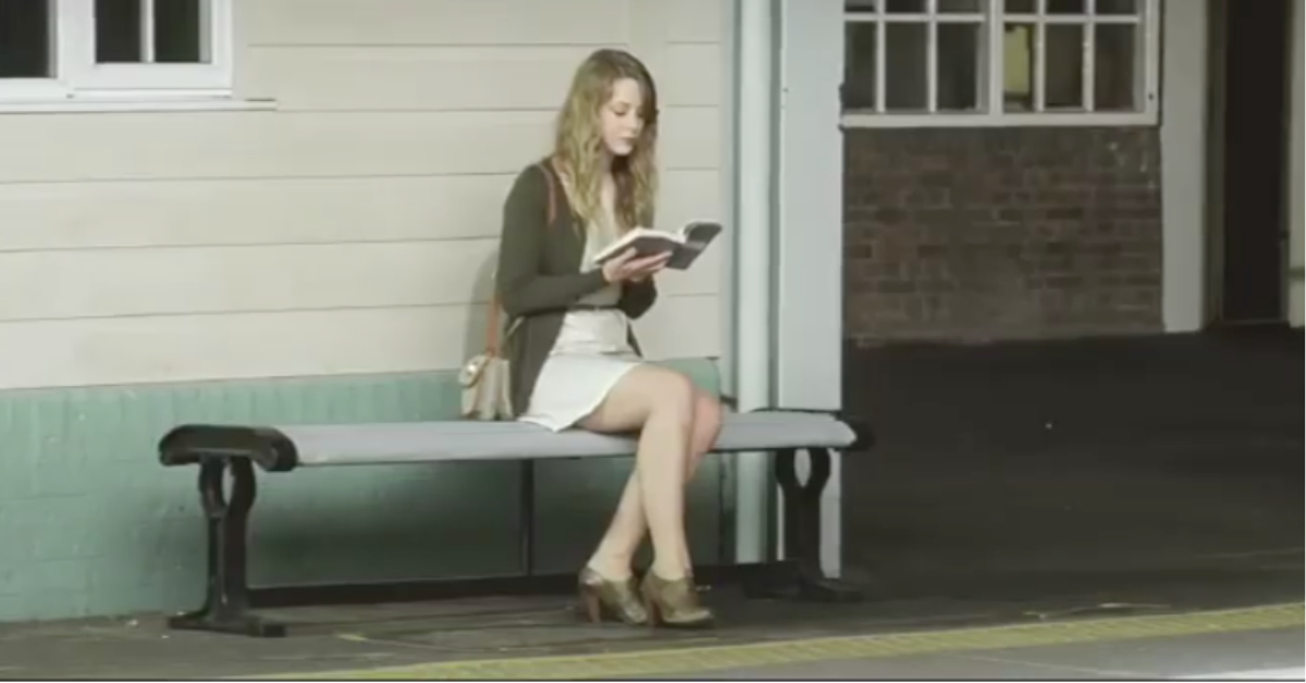 英國版《 對面的女孩看過來 》 英國廣告、對面的女孩看過來、烏克麗麗、火車、月台、