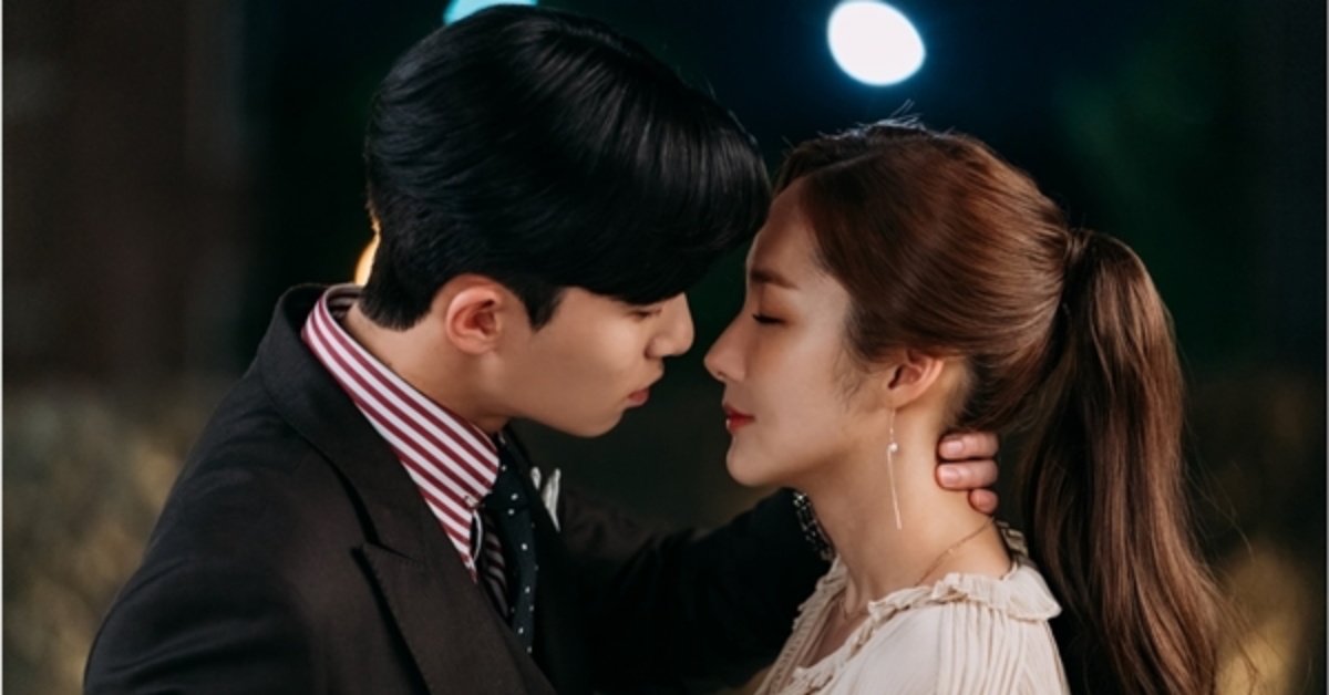 《金秘書為何那樣》昨晚收視創新高就靠這一幕！副會長果然是能力者，這顆糖太甜♡ 金祕書為何那樣、2018韓劇、副會長、金微笑、李英俊、朴敘俊、朴敏英、韓劇吻戲、克服之吻