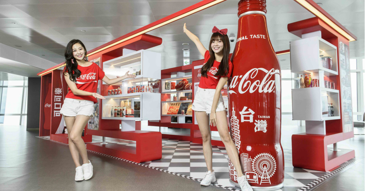 可口可樂在台50周年特展回顧經典紅色潮流席捲台北101！桃園可口可樂世界打造懷舊空間與潮流街景 