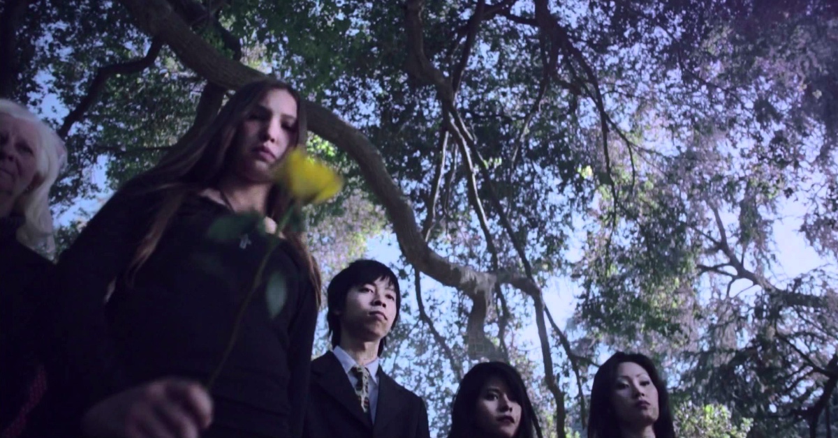 女孩們穿上紫色禮服神祕失蹤，只留一支黃玫瑰──《夢魘死靈（壞女孩不死3）》書摘轉載 | 妞書僮 妞怪談、鬼故事、鬼月、試膽大會、百物語、人比鬼還可怕、壞女孩不死、鬼、讀讀書