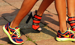 高跟鞋掰囉　春夏定番運動鞋時尚穿搭 春夏、時尚、高跟、運動、休閒鞋