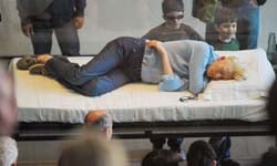 想看明星的睡臉嗎？Tilda Swinton的睡美人裝置展    Tilda Swinton、睡覺、展覽、裝置展、MoMA、The Maybe、藝術