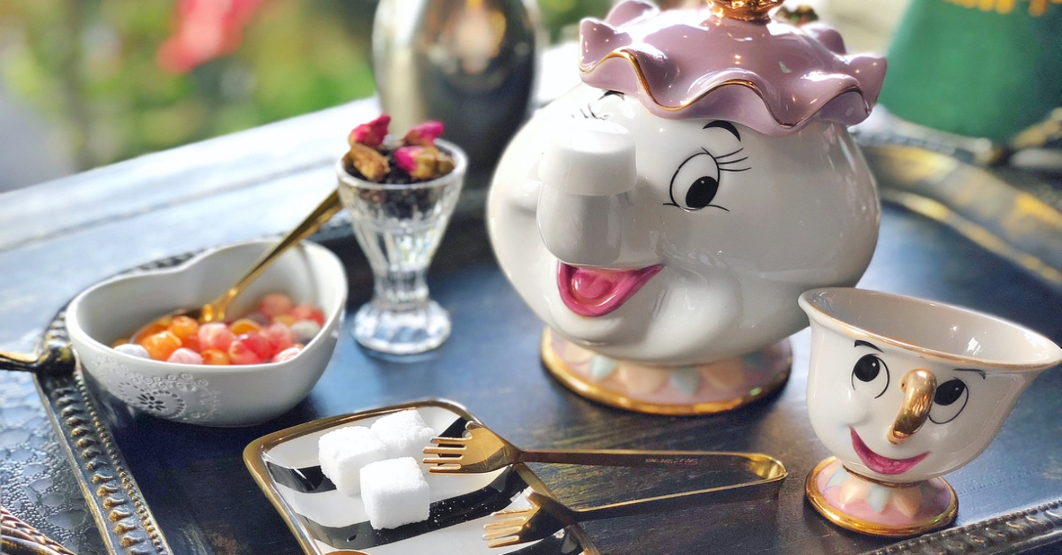 「Mirror Cafe 競子咖啡」一起進入愛麗絲夢遊仙境，來場公主般的下午茶約會吧♡ Mirror Cafe、競子咖啡、愛麗絲夢遊仙境、美女與野獸、台中、草悟道、下午茶、咖啡廳、早午餐、網美、愛麗絲