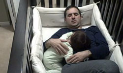 你不要走！爸爸遭扣留嬰兒床驚魂記 寶寶、嬰兒、影片