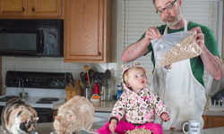 照顧女兒全年無休！全世界最棒的爸爸搞笑攝影 攝影、女兒、萌、小孩、兒童、寶寶、爸爸、世上最棒的爸爸、全世界最棒的爸爸、Dave Engledow、World's Best Father、藝術