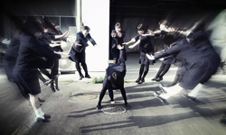 真的有龜派氣功？日本最夯拍照《俯衝式拍照》 マカンコウサッポウ、新奇、有趣、拍照、特效