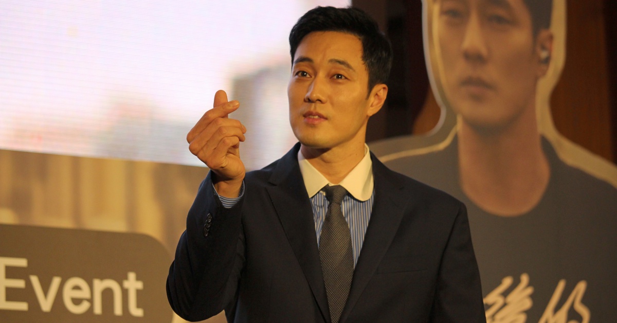 蘇志燮為戲來台會粉！記者會上甜喊「會像陶斯一樣在身後保護你們的」 蘇志燮、我身後的陶斯、大叔、帥氣、歐巴