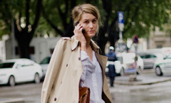 就是不把手伸進去咧！ 女強人外套肩披法    披肩、街頭、穿搭、外套、首爾