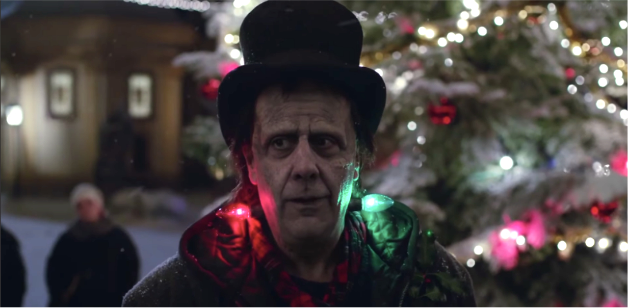 聖誕節的廣場上，出現一位科學怪人在唱歌 美國廣告、蘋果廣告、apple廣告、手機、聖誕節、科學怪人