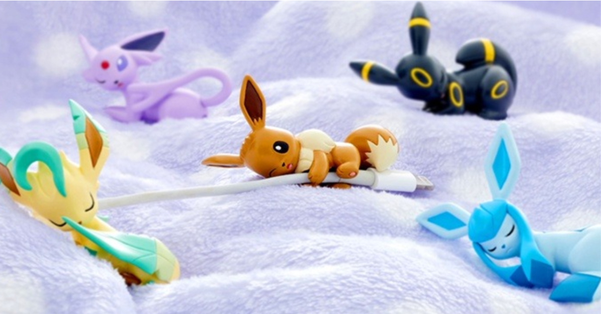 伊布邊啾咪邊抱著線的模樣太犯規！「寶可夢睡夢系列充電線保護套」甜喚粉絲荷包中 寶可夢、充電線、傳輸線、保護套、伊布、伊布家族、太陽伊布、月亮伊布