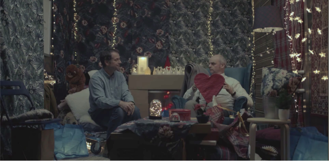 和陌生男子困在電梯，聖誕節還是要照過 義大利廣告、IKEA、電梯、聖誕節