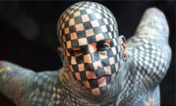 黑白格活體人皮衣 瘋狂刺青客Matt Gone的故事 Matt Gone黑白、棋盤、格、刺青、人皮